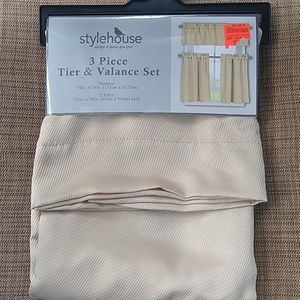 NWT 3 Piece Tier and Valance Set